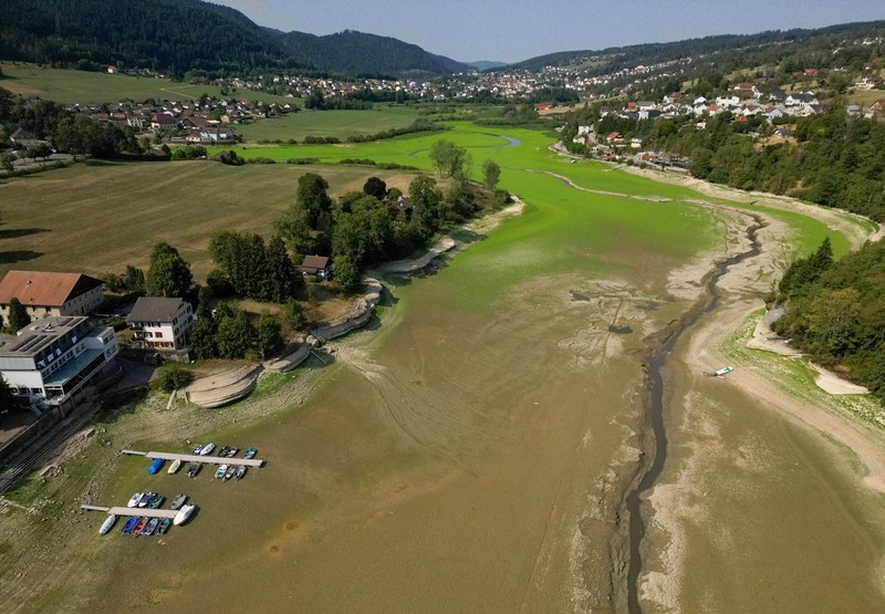 Pemandangan dari drone menunjukkan Sungai Doubs di pintu masuk Danau Brenets saat kondisi kekeringan menurunkan permukaan air di sepanjang perbatasan Swiss-Prancis di Villers-le-Lac, Prancis, 30 Juli 2026. (REUTERS/Denis Balibouse)