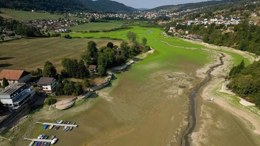 Pemandangan dari drone menunjukkan perahu-perahu yang ditambatkan di Danau Brenets yang hampir kosong karena kondisi kekeringan yang memengaruhi Sungai Doubs menurunkan permukaan air di sepanjang perbatasan Swiss-Prancis di Les Brenets, Swiss, 30 Juli 2026.