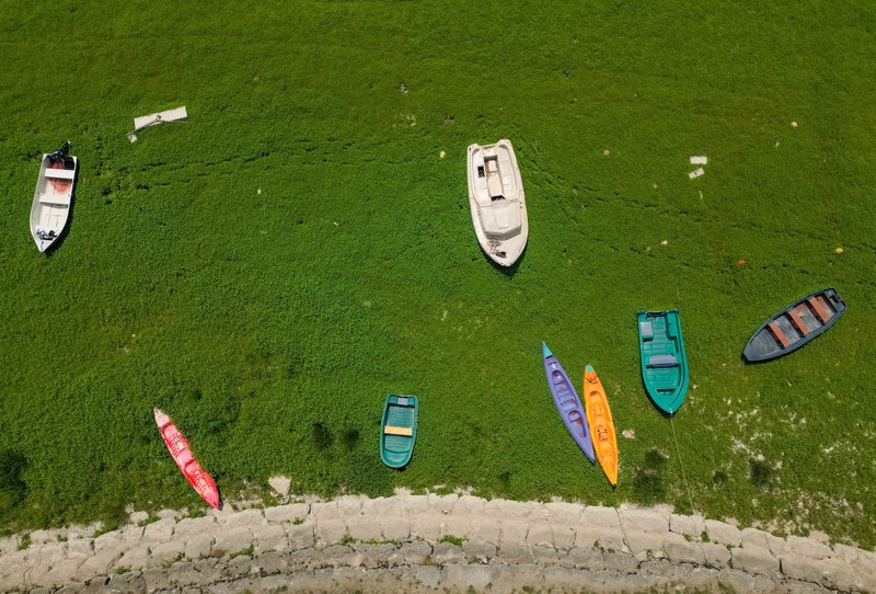 Pemandangan dari drone menunjukkan Sungai Doubs di pintu masuk Danau Brenets saat kondisi kekeringan menurunkan permukaan air di sepanjang perbatasan Swiss-Prancis di Villers-le-Lac, Prancis, 30 Juli 2026. (REUTERS/Denis Balibouse)