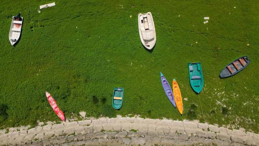 Pemandangan dari drone menunjukkan perahu-perahu yang ditambatkan di Danau Brenets yang hampir kosong karena kondisi kekeringan yang memengaruhi Sungai Doubs menurunkan permukaan air di sepanjang perbatasan Swiss-Prancis di Villers-le-Lac, Prancis, 30 Juli 2026.