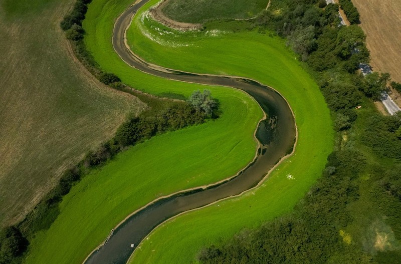 Pemandangan dari drone menunjukkan Sungai Doubs di pintu masuk Danau Brenets saat kondisi kekeringan menurunkan permukaan air di sepanjang perbatasan Swiss-Prancis di Villers-le-Lac, Prancis, 30 Juli 2026. (REUTERS/Denis Balibouse)