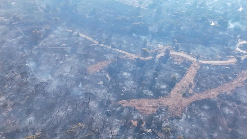 Pemandangan dari drone yang memperlihatkan area permukiman yang hangus terbakar setelah dilanda kebakaran hutan, di Veniza, dekat Megara, Yunani, 2 Agustus 2026.
