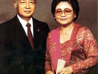Presiden RI ke-2 Soeharto dan Ibu Tien. (Dok. Presidential Documents, National Library of Indonesia via Wikipedia)