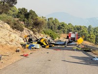 Puing-puing helikopter pemadam kebakaran tergeletak di jalan setelah dua helikopter bertabrakan saat berupaya memadamkan kebakaran hutan besar di dekat Psatha, Yunani, dalam gambar yang dirilis pada 2 Agustus 2026 ini. (Hellenic Red Cross/Handout via