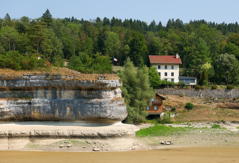 Pemandangan dari drone menunjukkan Sungai Doubs di pintu masuk Danau Brenets saat kondisi kekeringan menurunkan permukaan air di sepanjang perbatasan Swiss-Prancis di Villers-le-Lac, Prancis, 30 Juli 2026. (REUTERS/Denis Balibouse)