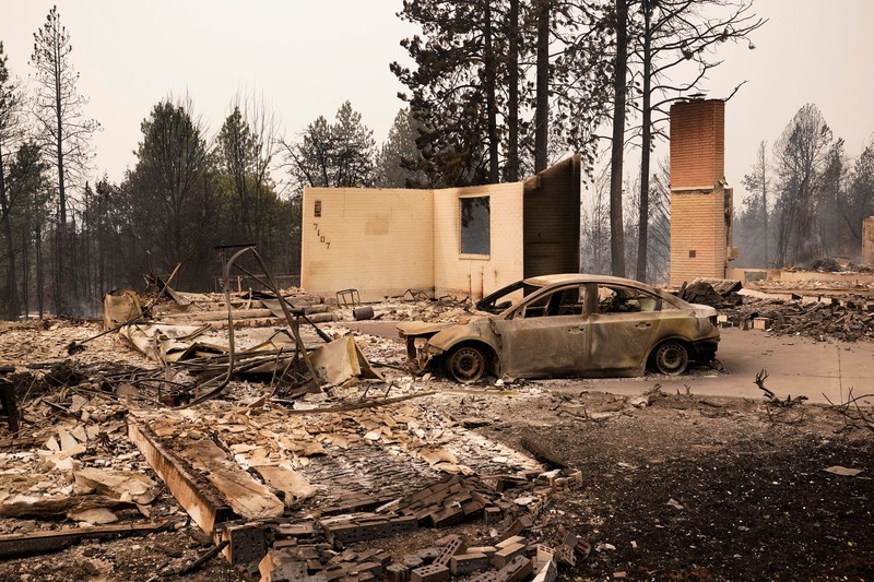 Sisa-sisa rumah yang hancur akibat kebakaran hutan di daerah Spokane, Washington, AS, 2 Agustus 2026. (REUTERS/David Ryder)