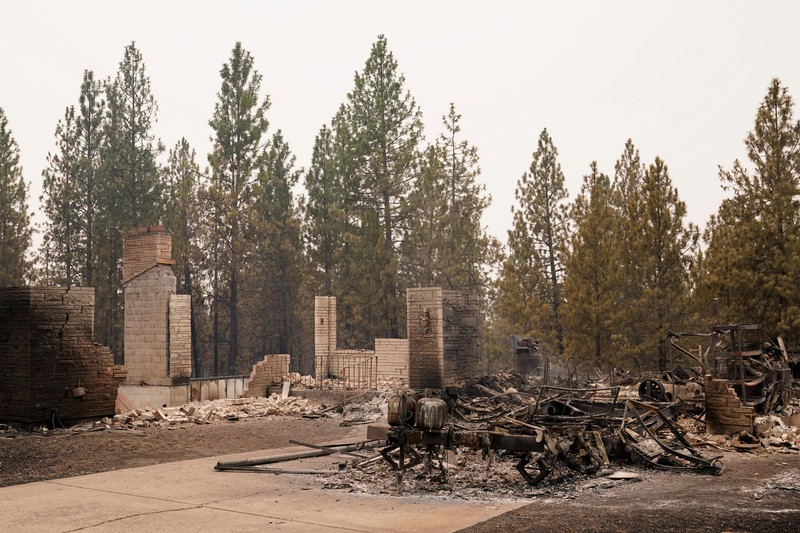 Sisa-sisa rumah yang hancur akibat kebakaran hutan di daerah Spokane, Washington, AS, 2 Agustus 2026. (REUTERS/David Ryder)