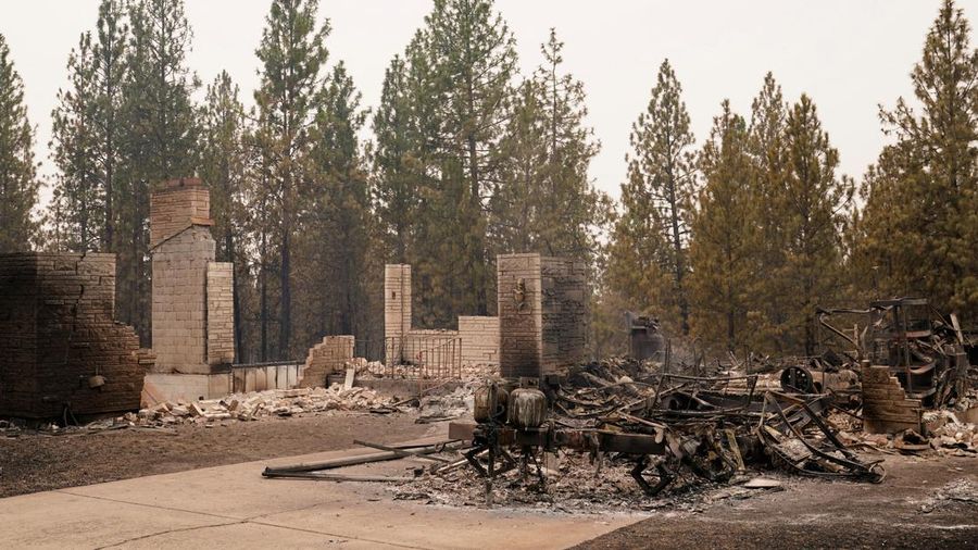Sisa-sisa rumah yang hancur akibat kebakaran hutan di daerah Spokane, Washington, AS, 2 Agustus 2026. (REUTERS/David Ryder)