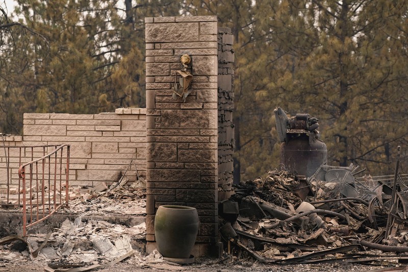 Sisa-sisa rumah yang hancur akibat kebakaran hutan di daerah Spokane, Washington, AS, 2 Agustus 2026. (REUTERS/David Ryder)