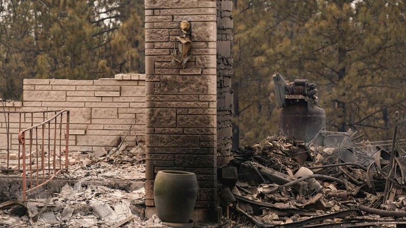 Sisa-sisa rumah yang hancur akibat kebakaran hutan di daerah Spokane, Washington, AS, 2 Agustus 2026.