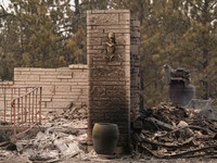 Sisa-sisa rumah yang hancur akibat kebakaran hutan di daerah Spokane, Washington, AS, 2 Agustus 2026. (REUTERS/David Ryder)