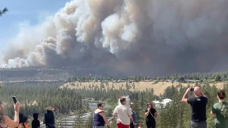 USA-WILDFIRES/WASHINGTONOrang-orang menyaksikan kepulan asap besar yang membubung dari kebakaran hutan di Spokane, AS, 1 Agustus 2026, dalam tangkapan layar yang diperoleh dari video media sosial ini.