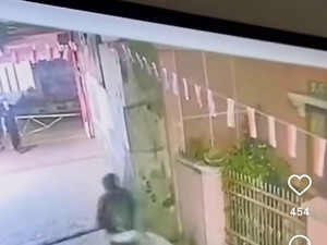 Pria Berhoodie Bakar Bendera hingga Bangunan di Bandung-Cimahi