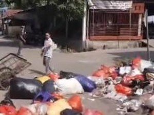Warga Enrekang Tumpuk Sampah di Tengah Jalan gegara Seminggu Tak Diangkut