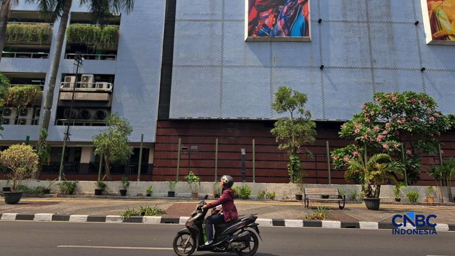 Warga melintas di samping pagar Blok M Plaza, Jakarta, Senin (3/8/2026). Polemik pemasangan pagar tinggi di sejumlah pusat perbelanjaan di Jakarta mencuri perhatian setelah beberapa mal memasang pagar besi yang mengelilingi area bangunan.