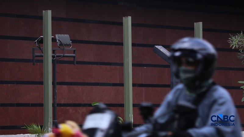 Warga melintas di samping pagar Blok M Plaza, Jakarta, Senin (3/8/2026). Polemik pemasangan pagar tinggi di sejumlah pusat perbelanjaan di Jakarta mencuri perhatian setelah beberapa mal memasang pagar besi yang mengelilingi area bangunan. (CNBC Indonesia/Faisal Rahman)