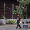 Warga melintas di samping pagar Blok M Plaza, Jakarta, Senin (3/8/2026). Polemik pemasangan pagar tinggi di sejumlah pusat perbelanjaan di Jakarta mencuri perhatian setelah beberapa mal memasang pagar besi yang mengelilingi area bangunan. (CNBC Indon