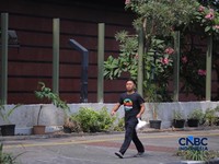 Warga melintas di samping pagar Blok M Plaza, Jakarta, Senin (3/8/2026). Polemik pemasangan pagar tinggi di sejumlah pusat perbelanjaan di Jakarta mencuri perhatian setelah beberapa mal memasang pagar besi yang mengelilingi area bangunan. (CNBC Indon