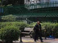Warga melintas di samping pagar Blok M Plaza, Jakarta, Senin (3/8/2026). Polemik pemasangan pagar tinggi di sejumlah pusat perbelanjaan di Jakarta mencuri perhatian setelah beberapa mal memasang pagar besi yang mengelilingi area bangunan. (CNBC Indon