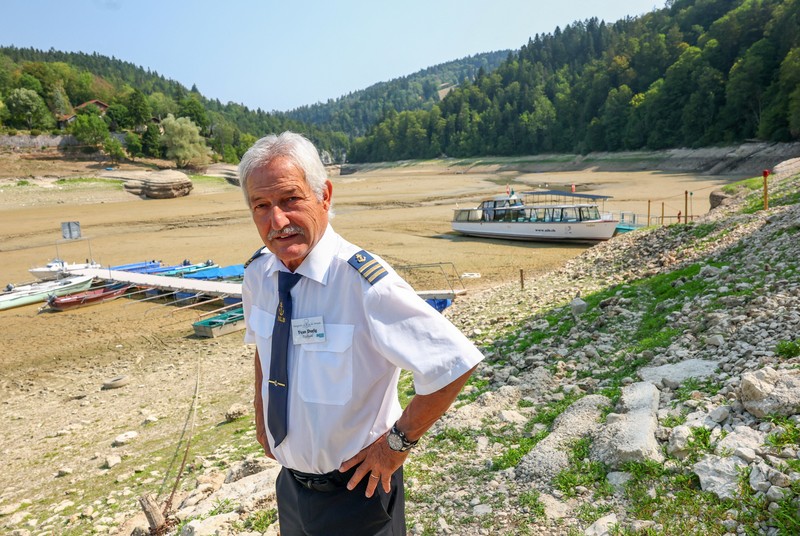 Pemandangan dari drone menunjukkan Sungai Doubs di pintu masuk Danau Brenets saat kondisi kekeringan menurunkan permukaan air di sepanjang perbatasan Swiss-Prancis di Villers-le-Lac, Prancis, 30 Juli 2026. (REUTERS/Denis Balibouse)