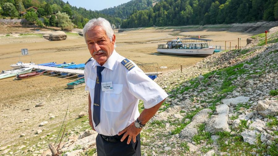 Yvan Durig, pemilik Societe de Navigation des Brenets, berpose di depan sebuah perahu yang tertambat di Danau Brenet yang hampir kosong, karena kondisi kekeringan yang memengaruhi Sungai Doubs menurunkan permukaan air di perbatasan Swiss-Prancis di Les Brenets, Swiss, 30 Juli 2026.