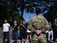 Angkatan Bersenjata Denmark menyatakan sekitar 1.600 pemuda mulai menjalani masa wajib militer yang diperpanjang menjadi 11 bulan, dari sebelumnya hanya empat bulan. (REUTERS/Tom Little)