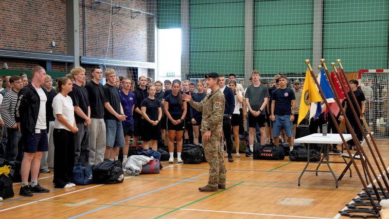 Angkatan Bersenjata Denmark menyatakan sekitar 1.600 pemuda mulai menjalani masa wajib militer yang diperpanjang menjadi 11 bulan, dari sebelumnya hanya empat bulan. (REUTERS/Tom Little)