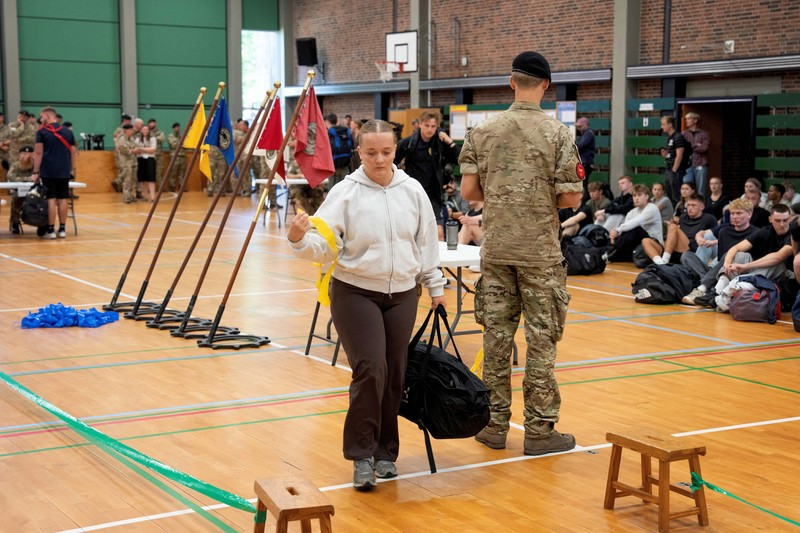 Angkatan Bersenjata Denmark menyatakan sekitar 1.600 pemuda mulai menjalani masa wajib militer yang diperpanjang menjadi 11 bulan, dari sebelumnya hanya empat bulan. (REUTERS/Tom Little)