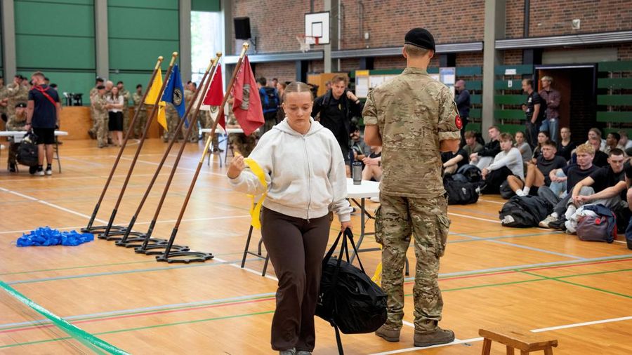 Angkatan Bersenjata Denmark menyatakan sekitar 1.600 pemuda mulai menjalani masa wajib militer yang diperpanjang menjadi 11 bulan, dari sebelumnya hanya empat bulan. (REUTERS/Tom Little)