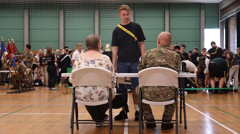 Angkatan Bersenjata Denmark menyatakan sekitar 1.600 pemuda mulai menjalani masa wajib militer yang diperpanjang menjadi 11 bulan, dari sebelumnya hanya empat bulan. (REUTERS/Tom Little)