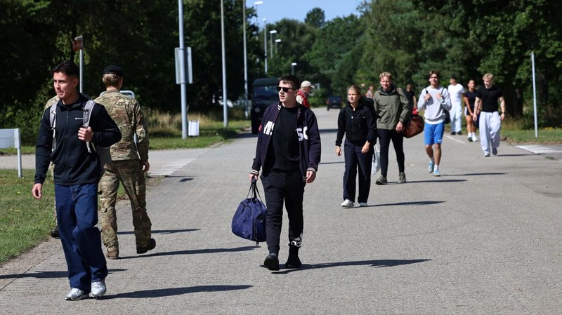 Angkatan Bersenjata Denmark menyatakan sekitar 1.600 pemuda mulai menjalani masa wajib militer yang diperpanjang menjadi 11 bulan, dari sebelumnya hanya empat bulan. (REUTERS/Tom Little)