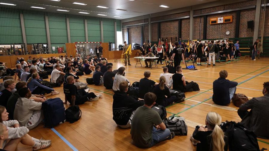 Angkatan Bersenjata Denmark menyatakan sekitar 1.600 pemuda mulai menjalani masa wajib militer yang diperpanjang menjadi 11 bulan, dari sebelumnya hanya empat bulan. (REUTERS/Tom Little)