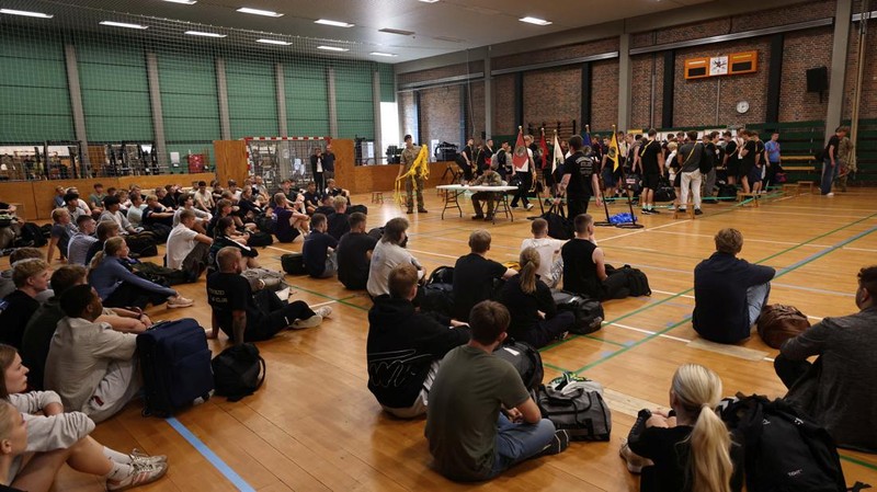 Angkatan Bersenjata Denmark menyatakan sekitar 1.600 pemuda mulai menjalani masa wajib militer yang diperpanjang menjadi 11 bulan, dari sebelumnya hanya empat bulan. (REUTERS/Tom Little)