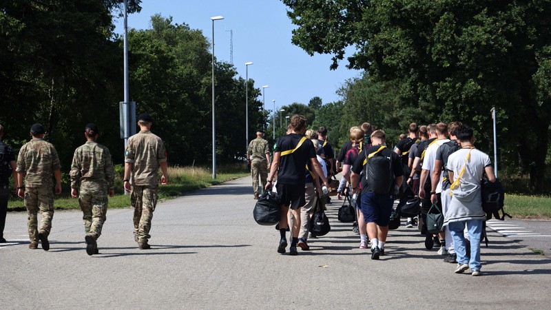 Angkatan Bersenjata Denmark menyatakan sekitar 1.600 pemuda mulai menjalani masa wajib militer yang diperpanjang menjadi 11 bulan, dari sebelumnya hanya empat bulan. (REUTERS/Tom Little)