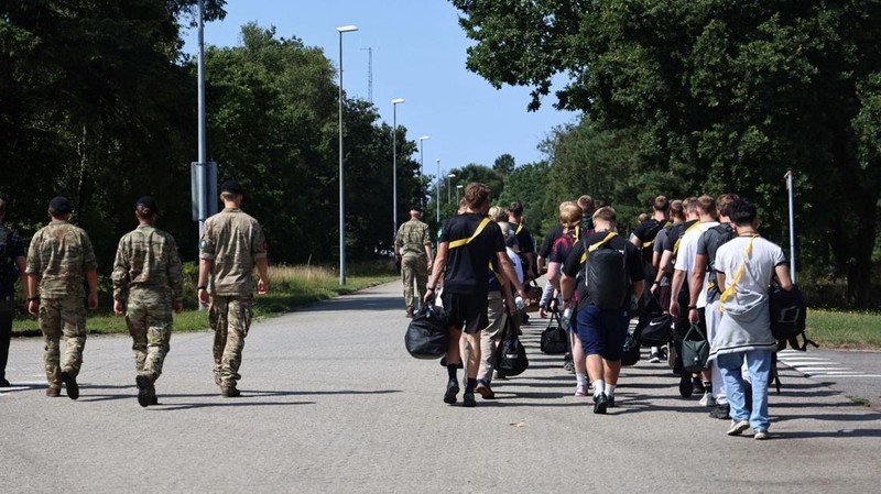 Angkatan Bersenjata Denmark menyatakan sekitar 1.600 pemuda mulai menjalani masa wajib militer yang diperpanjang menjadi 11 bulan, dari sebelumnya hanya empat bulan. (REUTERS/Tom Little)