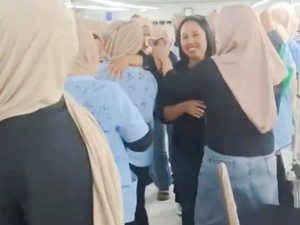 Tangis Ratusan Buruh Pabrik Tekstil Korban PHK Massal di Cimahi