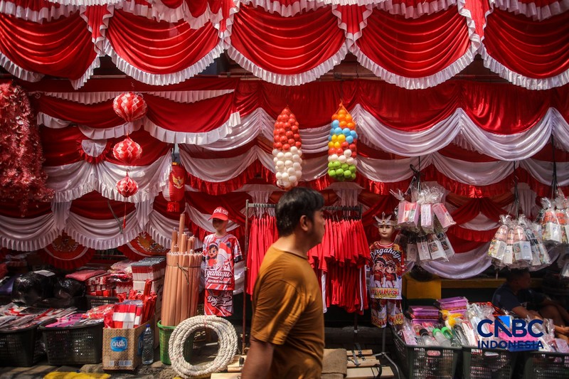Calon pembeli melihat pernak-pernik peringatan Hari Ulang Tahun (HUT) ke-80 Republik Indonesia yang dijual di kawasam Pasar Jatinegara, Jakarta, Rabu (4/8/2026). (CNBC Indonesia/Faisal Rahman)
