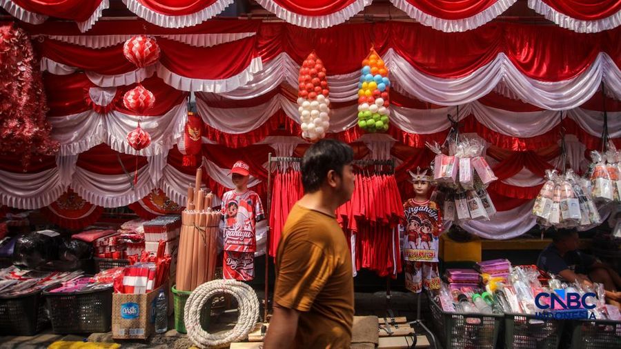 Calon pembeli memandang pernak-pernik peringatan Hari Ulang Tahun (HUT) ke-80 Republik Indonesia nan dijual di kawasam Pasar Jatinegara, Jakarta, Rabu (4/8/2026).