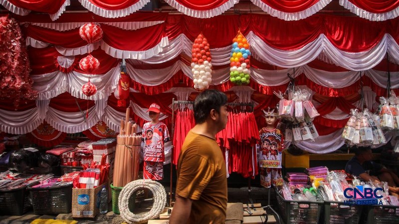 Calon pembeli melihat pernak-pernik peringatan Hari Ulang Tahun (HUT) ke-80 Republik Indonesia yang dijual di kawasam Pasar Jatinegara, Jakarta, Rabu (4/8/2026).