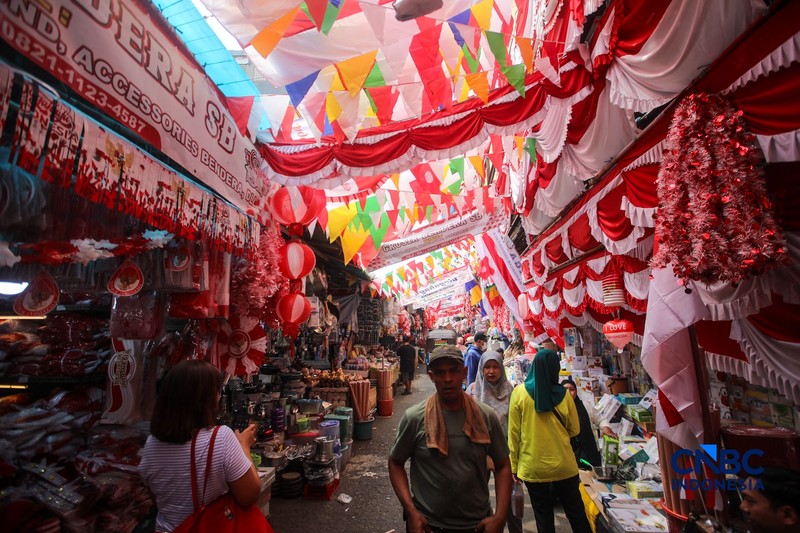 Calon pembeli melihat pernak-pernik peringatan Hari Ulang Tahun (HUT) ke-80 Republik Indonesia yang dijual di kawasam Pasar Jatinegara, Jakarta, Rabu (4/8/2026). (CNBC Indonesia/Faisal Rahman)