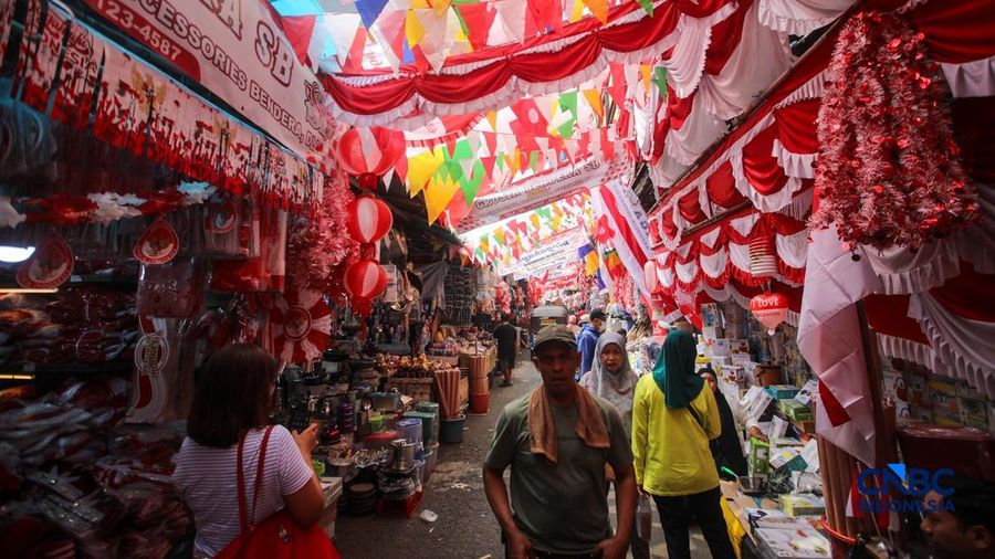Calon pembeli memandang pernak-pernik peringatan Hari Ulang Tahun (HUT) ke-80 Republik Indonesia nan dijual di kawasam Pasar Jatinegara, Jakarta, Rabu (4/8/2026).