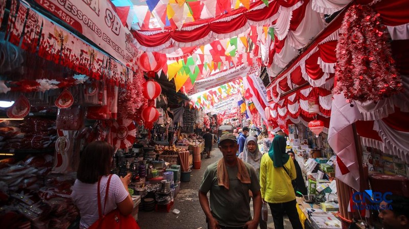 Calon pembeli melihat pernak-pernik peringatan Hari Ulang Tahun (HUT) ke-80 Republik Indonesia yang dijual di kawasam Pasar Jatinegara, Jakarta, Rabu (4/8/2026).