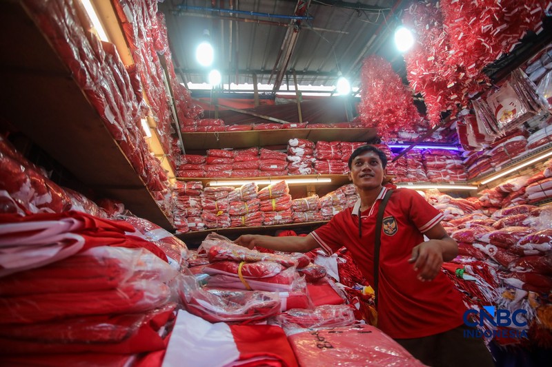 Calon pembeli melihat pernak-pernik peringatan Hari Ulang Tahun (HUT) ke-80 Republik Indonesia yang dijual di kawasam Pasar Jatinegara, Jakarta, Rabu (4/8/2026). (CNBC Indonesia/Faisal Rahman)