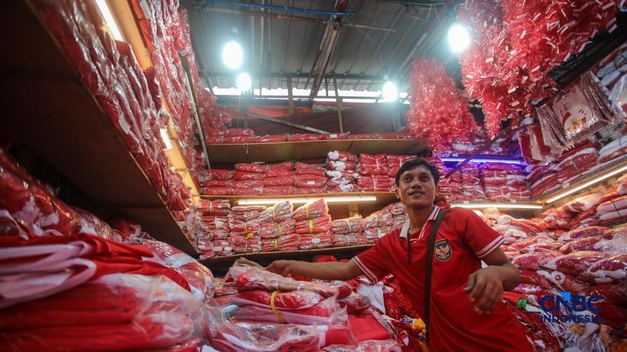 Calon pembeli memandang pernak-pernik peringatan Hari Ulang Tahun (HUT) ke-80 Republik Indonesia nan dijual di kawasam Pasar Jatinegara, Jakarta, Rabu (4/8/2026).
