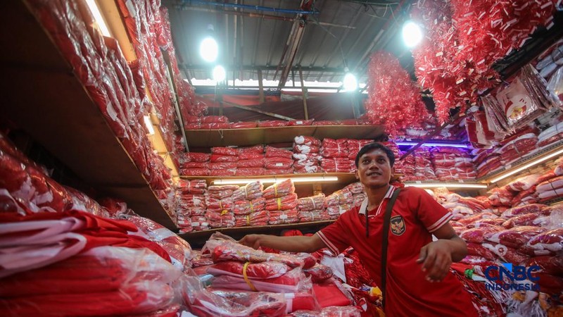 Calon pembeli melihat pernak-pernik peringatan Hari Ulang Tahun (HUT) ke-80 Republik Indonesia yang dijual di kawasam Pasar Jatinegara, Jakarta, Rabu (4/8/2026).