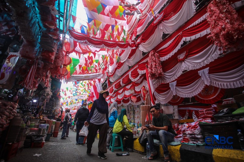 Calon pembeli melihat pernak-pernik peringatan Hari Ulang Tahun (HUT) ke-80 Republik Indonesia yang dijual di kawasam Pasar Jatinegara, Jakarta, Rabu (4/8/2026). (CNBC Indonesia/Faisal Rahman)