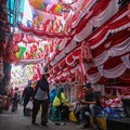 Calon pembeli melihat pernak-pernik peringatan Hari Ulang Tahun (HUT) ke-80 Republik Indonesia yang dijual di kawasam Pasar Jatinegara, Jakarta, Rabu (4/8/2026). (CNBC Indonesia/Faisal Rahman)