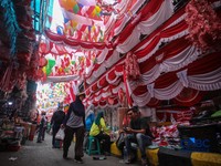 Calon pembeli melihat pernak-pernik peringatan Hari Ulang Tahun (HUT) ke-80 Republik Indonesia yang dijual di kawasam Pasar Jatinegara, Jakarta, Rabu (4/8/2026). (CNBC Indonesia/Faisal Rahman)