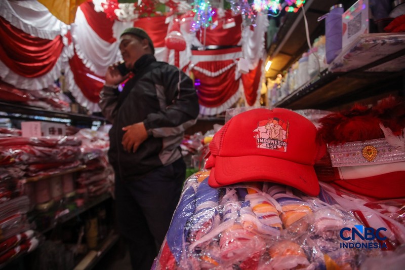 Calon pembeli melihat pernak-pernik peringatan Hari Ulang Tahun (HUT) ke-80 Republik Indonesia yang dijual di kawasam Pasar Jatinegara, Jakarta, Rabu (4/8/2026). (CNBC Indonesia/Faisal Rahman)