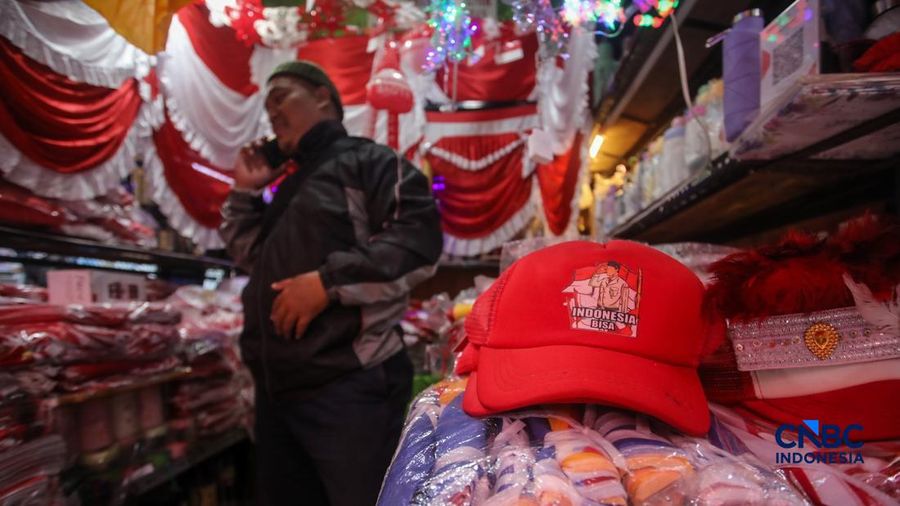 Calon pembeli memandang pernak-pernik peringatan Hari Ulang Tahun (HUT) ke-80 Republik Indonesia nan dijual di kawasam Pasar Jatinegara, Jakarta, Rabu (4/8/2026).